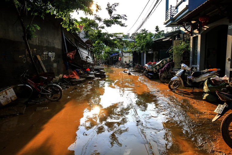 Đi qua mùa lũ ảnh 4