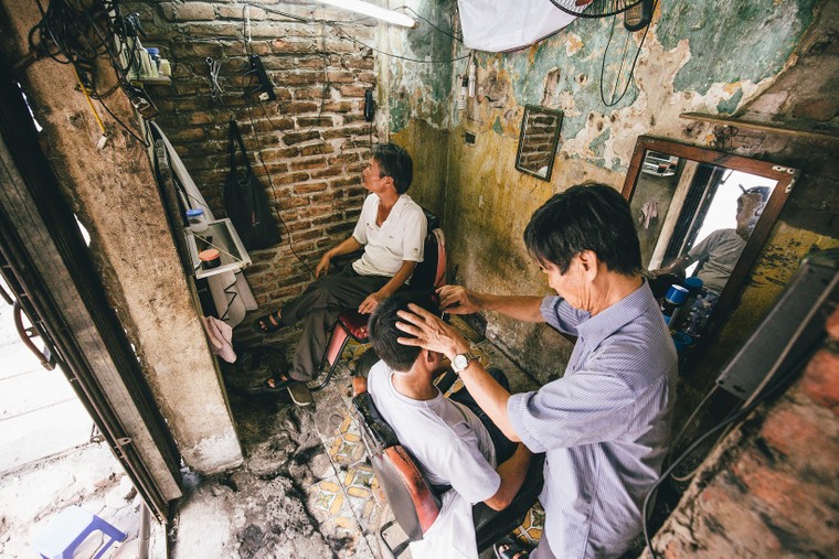 Cắt tóc vỉa hè ảnh 1