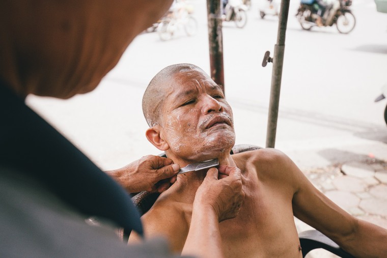 Cắt tóc vỉa hè ảnh 2