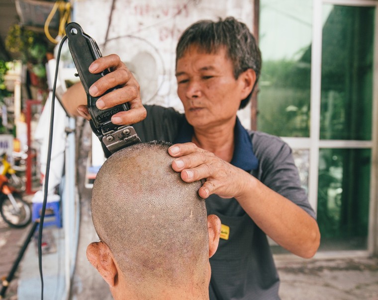 Cắt tóc vỉa hè ảnh 5