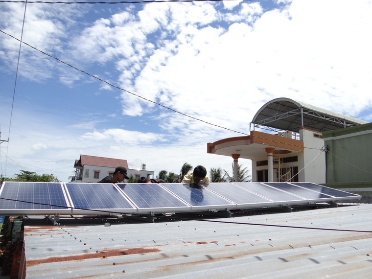 Xã nghèo có 100% hộ dân sử dụng năng lượng mặt trời ảnh 1