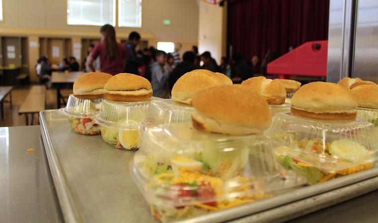 Khoảng cách giàu nghèo trong bữa trưa của học sinh Mỹ ảnh 1