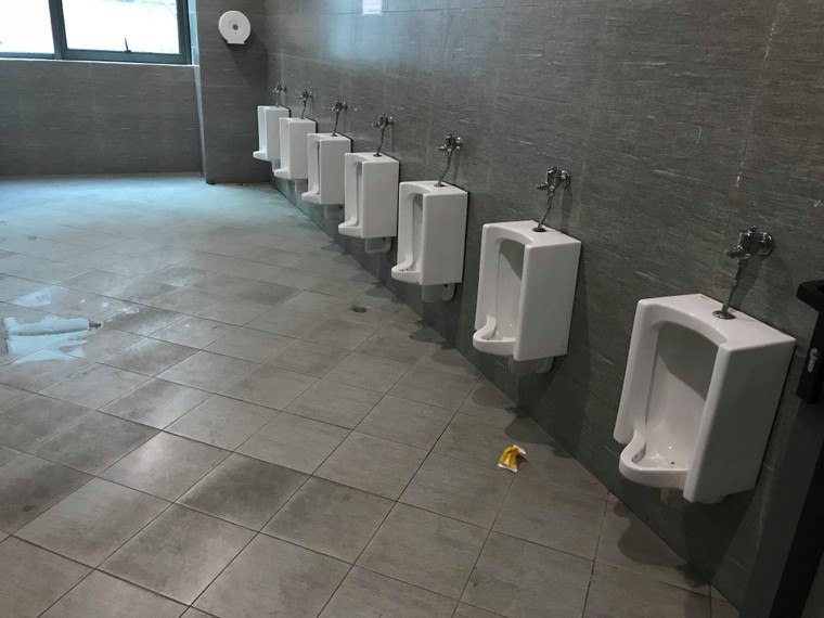 Nhà vệ sinh trường học: Mầm bệnh bủa vây ảnh 2