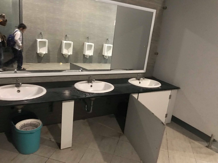 Nhà vệ sinh trường học: Mầm bệnh bủa vây ảnh 3