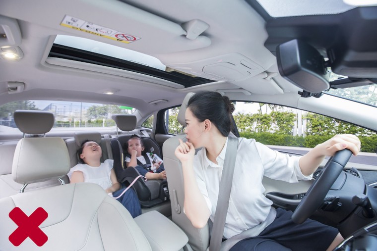 Đánh cược tính mạng khi vừa lái xe vừa nhắn tin ảnh 2