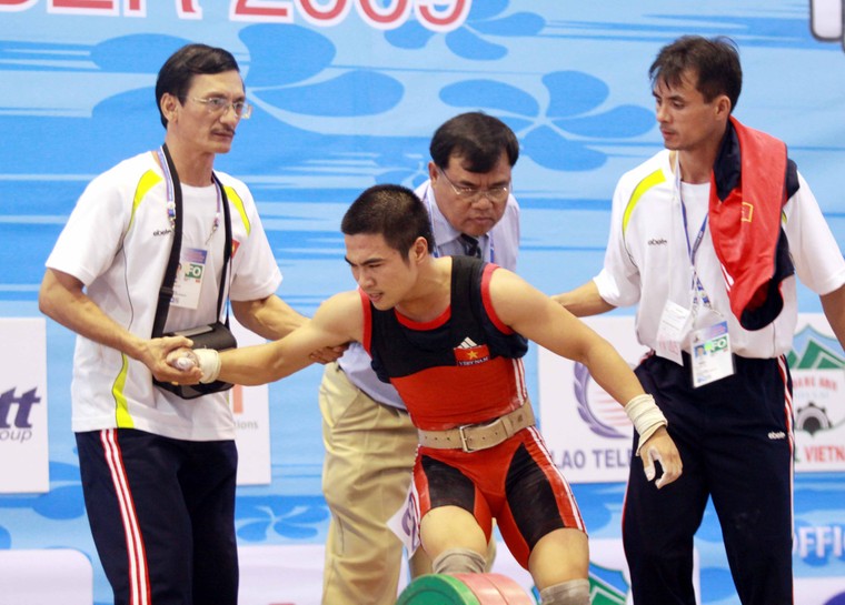 Á quân Olympic “chết” vì… nâng sức mạnh đàn ông ảnh 1