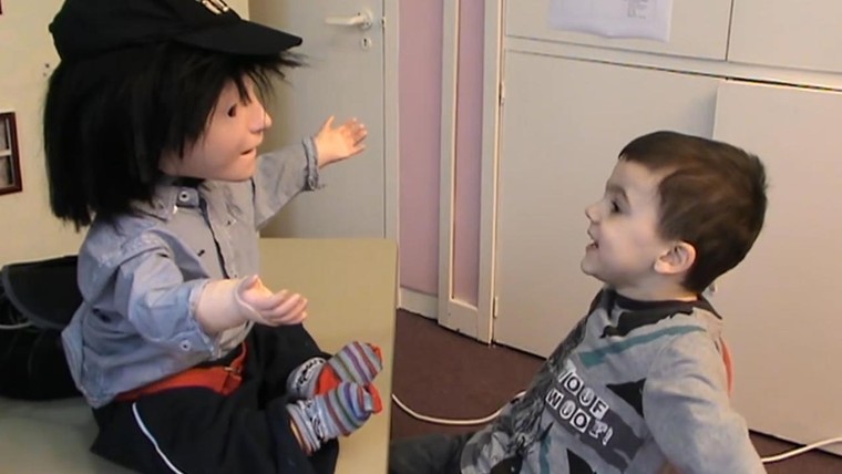 Robot bầu bạn giúp trẻ tự kỷ hòa nhập ở trường học ảnh 2