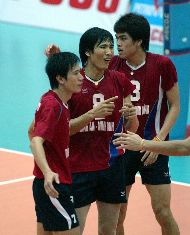 Nghịch cảnh cầu thủ bị 'treo tay' ảnh 1