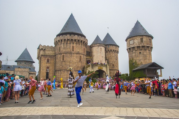 Đạo diễn Phạm Hoàng Nam & câu chuyện không tưởng trên đỉnh Bà Nà ảnh 2