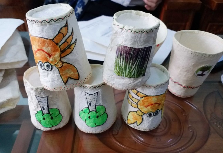 Hai nữ sinh dùng bã mía chế tạo giấy thay túi ni lông ảnh 2