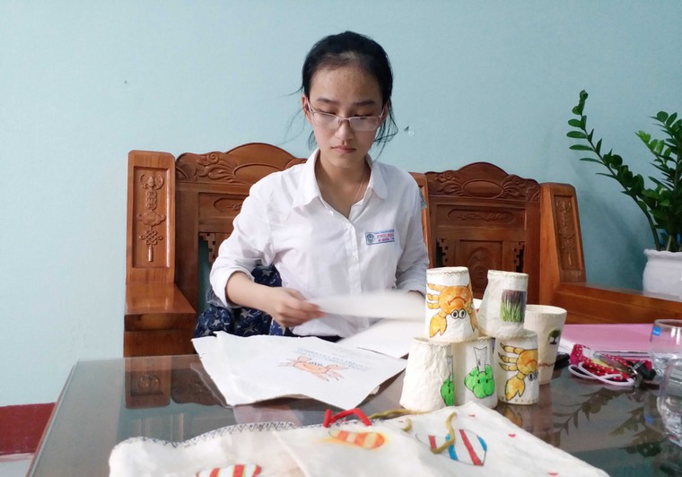 Hai nữ sinh dùng bã mía chế tạo giấy thay túi ni lông ảnh 1