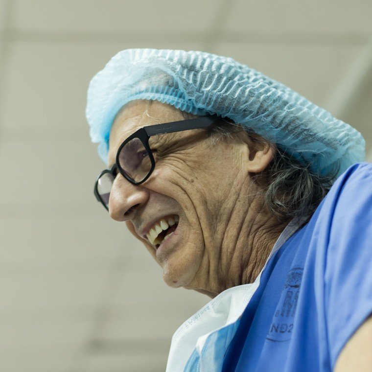 Vị Giáo sư Ý với hành trình 10 năm phẫu thuật không thù lao tại Việt Nam ảnh 1