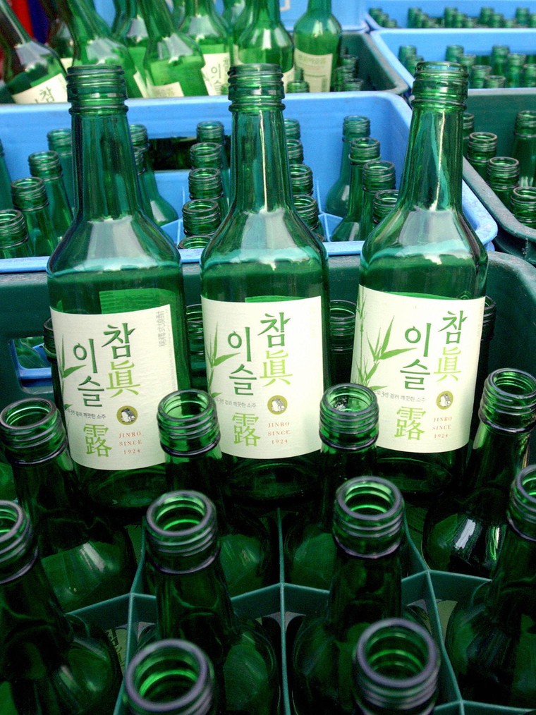 Tranh luận xung quanh việc tái chế vỏ chai ảnh 1