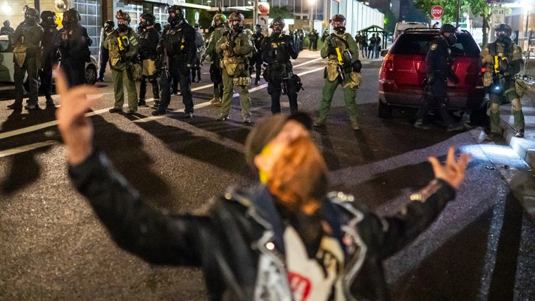 Hoàng gia Thái Lan với áp lực của người biểu tình ảnh 4