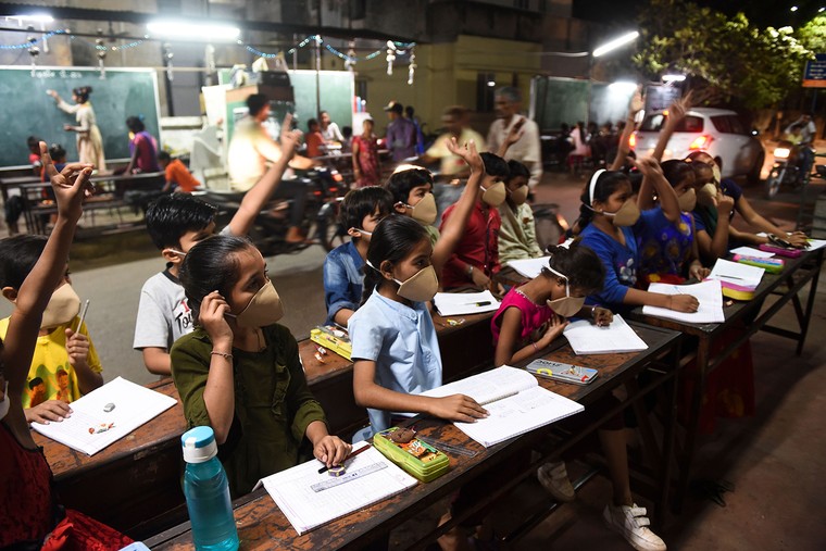 Nữ sinh Ấn Độ ở ngoài lề các lớp học online ảnh 2