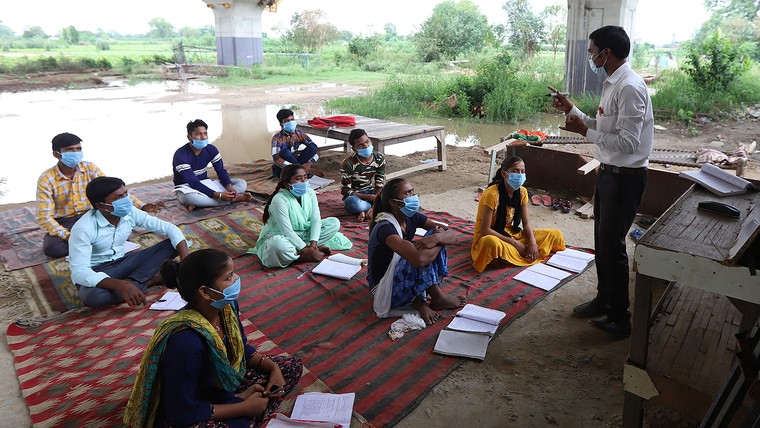 Nữ sinh Ấn Độ ở ngoài lề các lớp học online ảnh 3