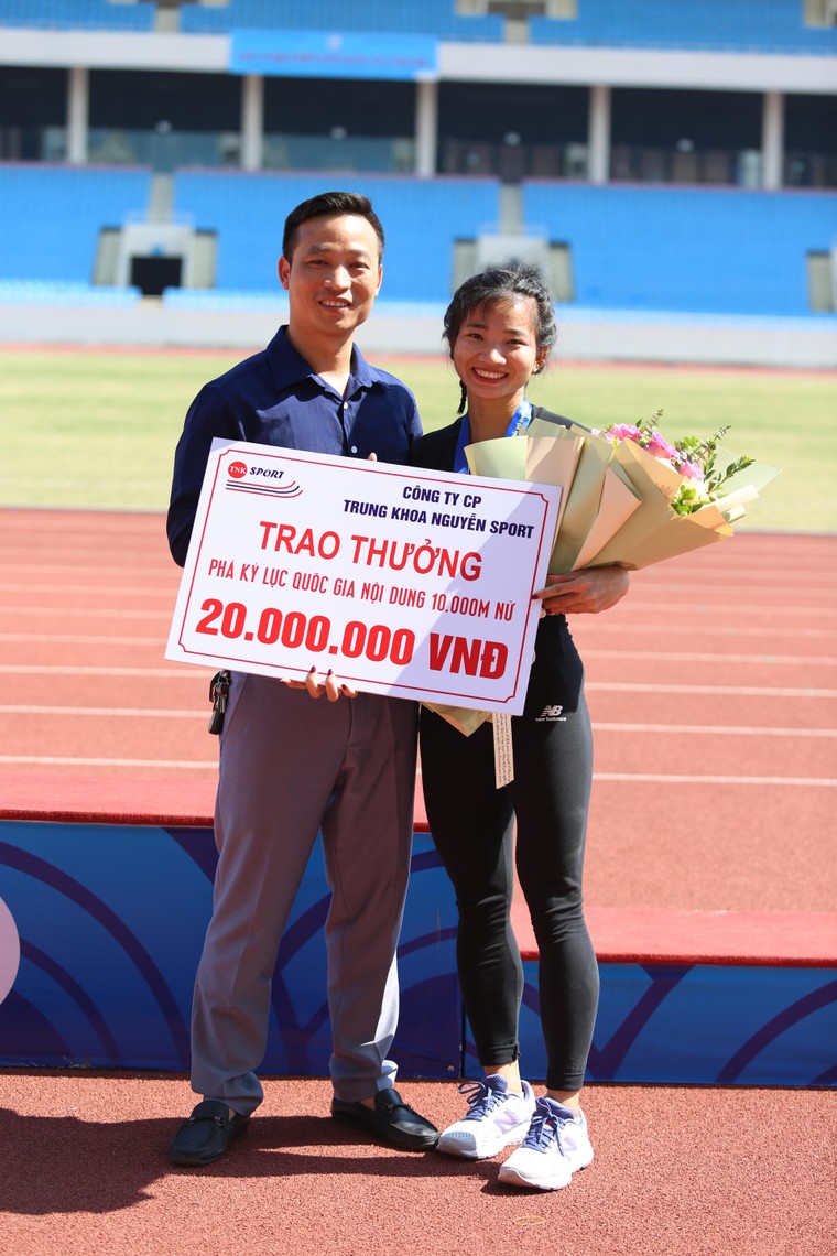 Cô gái 'ốc tiêu' phá siêu kỷ lục quốc gia môn điền kinh ảnh 3