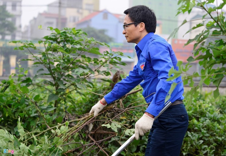 Phó Thủ tướng Vũ Đức Đam cùng sinh viên dọn rác ảnh 5