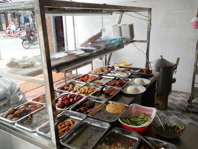 Lòng nhân hậu từ những quán cơm bụi ảnh 1