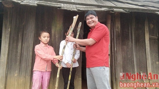 Rưng rưng với những món quà tặng thầy cô của học sinh vùng cao ảnh 3