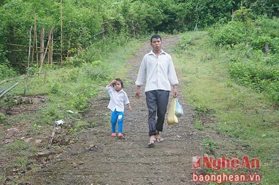 Rưng rưng với những món quà tặng thầy cô của học sinh vùng cao ảnh 2