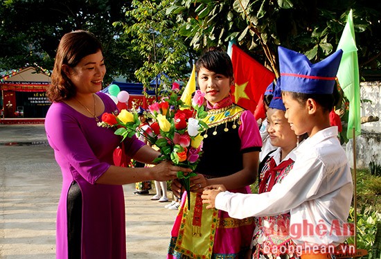 Rưng rưng với những món quà tặng thầy cô của học sinh vùng cao ảnh 5