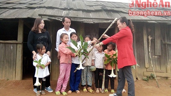 Rưng rưng với những món quà tặng thầy cô của học sinh vùng cao ảnh 1