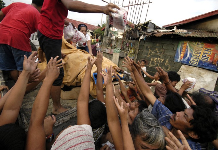 Thiên tai giáng xuống người nghèo ảnh 1