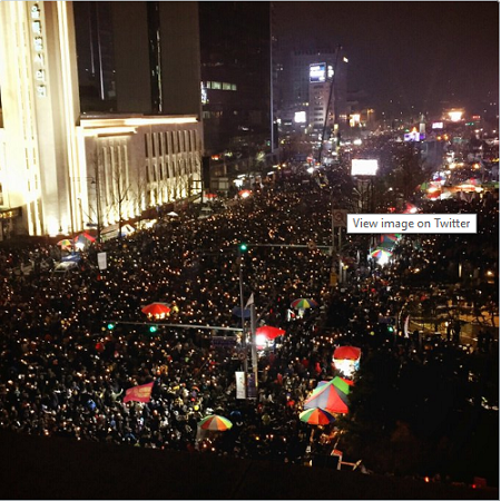 Bất chấp mưa tuyết, 1,3 triệu người Hàn Quốc xuống đường đòi tổng thống từ chức ảnh 1