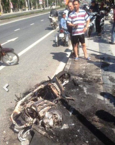 Châm lửa đốt xe máy sau khi bị cảnh sát giao thông xử phạt ảnh 1