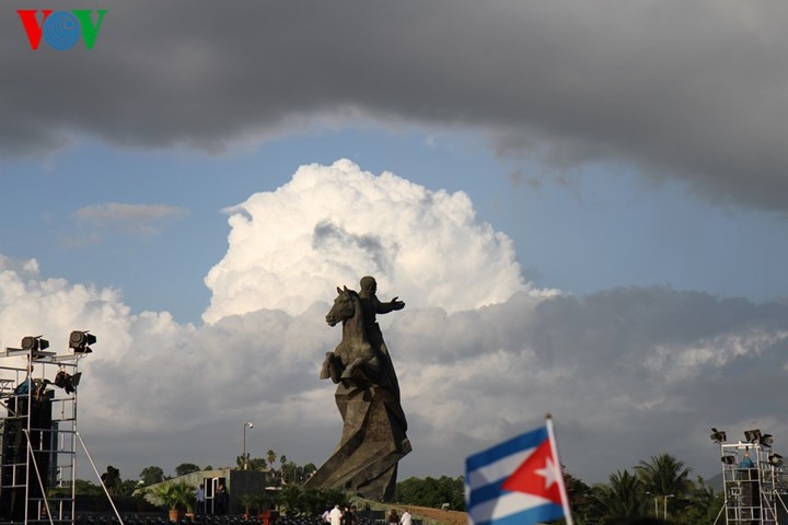 Người dân Cuba truy điệu lãnh tụ Fidel Castro tại nơi an táng ảnh 7