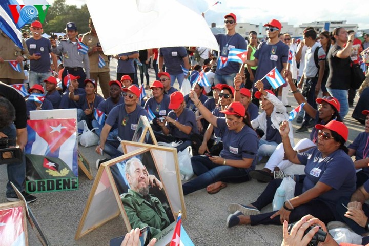 Người dân Cuba truy điệu lãnh tụ Fidel Castro tại nơi an táng ảnh 1