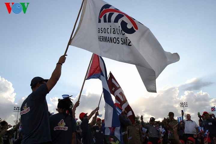 Người dân Cuba truy điệu lãnh tụ Fidel Castro tại nơi an táng ảnh 5