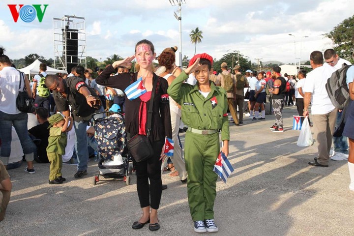 Người dân Cuba truy điệu lãnh tụ Fidel Castro tại nơi an táng ảnh 3