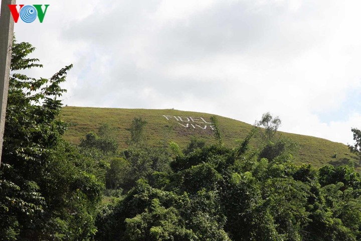 Người dân Cuba truy điệu lãnh tụ Fidel Castro tại nơi an táng ảnh 4