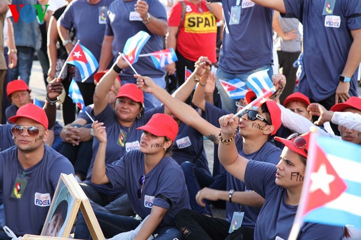 Người dân Cuba truy điệu lãnh tụ Fidel Castro tại nơi an táng ảnh 2