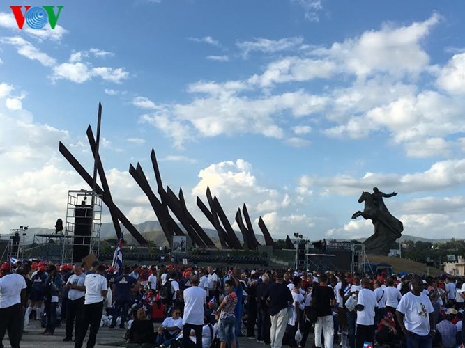 Người dân Cuba truy điệu lãnh tụ Fidel Castro tại nơi an táng ảnh 6