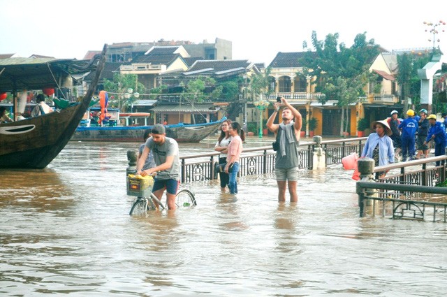 Dịch vụ 'ngắm lụt' Hội An bằng ghe đắt khách mùa lũ ảnh 9