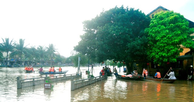 Dịch vụ 'ngắm lụt' Hội An bằng ghe đắt khách mùa lũ ảnh 8