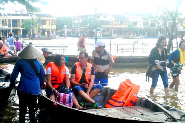 Dịch vụ 'ngắm lụt' Hội An bằng ghe đắt khách mùa lũ ảnh 1