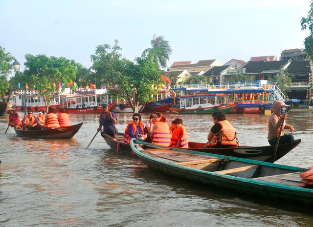 Dịch vụ 'ngắm lụt' Hội An bằng ghe đắt khách mùa lũ ảnh 3