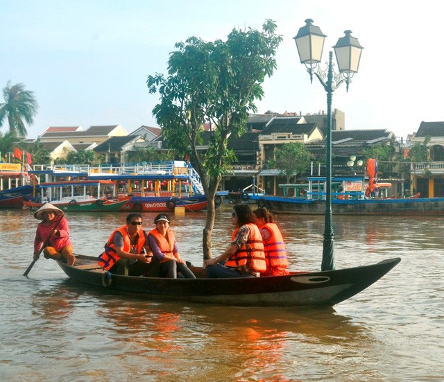 Dịch vụ 'ngắm lụt' Hội An bằng ghe đắt khách mùa lũ ảnh 5