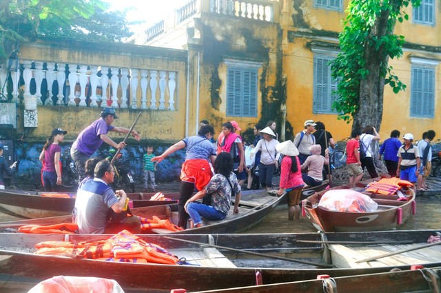 Dịch vụ 'ngắm lụt' Hội An bằng ghe đắt khách mùa lũ ảnh 4