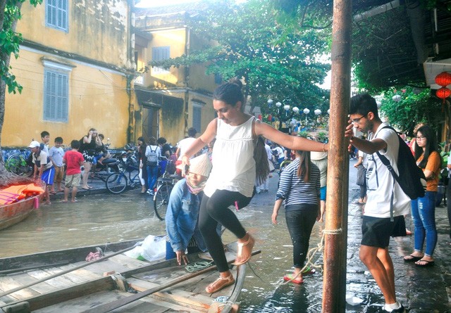 Dịch vụ 'ngắm lụt' Hội An bằng ghe đắt khách mùa lũ ảnh 10