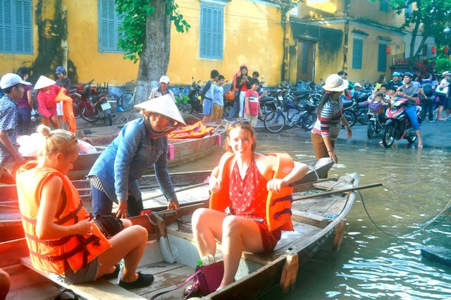 Dịch vụ 'ngắm lụt' Hội An bằng ghe đắt khách mùa lũ ảnh 6