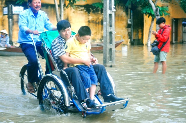 Dịch vụ 'ngắm lụt' Hội An bằng ghe đắt khách mùa lũ ảnh 11