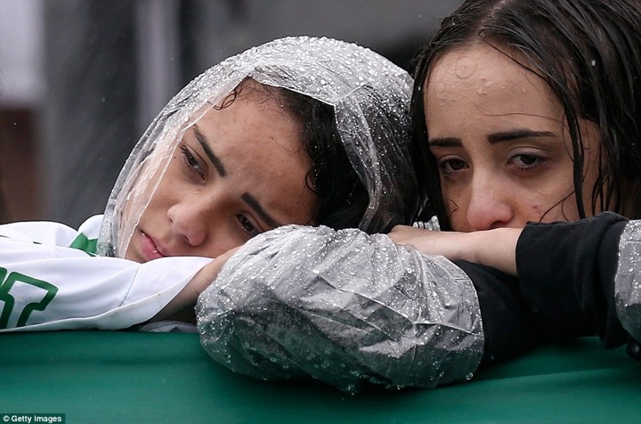 Mưa và nước mắt tuôn rơi trong tang lễ các cầu thủ Brazil tử nạn ảnh 11