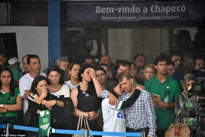 Mưa và nước mắt tuôn rơi trong tang lễ các cầu thủ Brazil tử nạn ảnh 13
