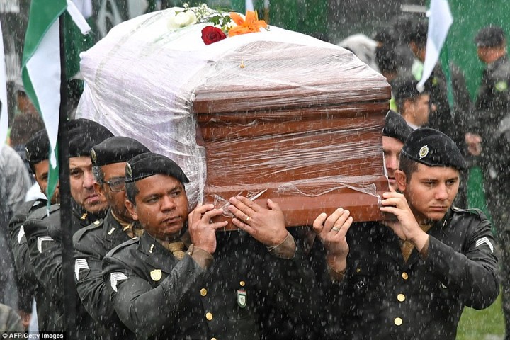 Mưa và nước mắt tuôn rơi trong tang lễ các cầu thủ Brazil tử nạn ảnh 1