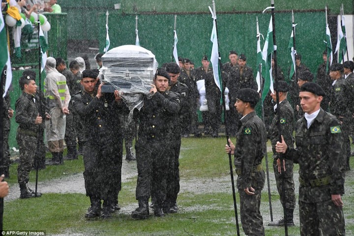 Mưa và nước mắt tuôn rơi trong tang lễ các cầu thủ Brazil tử nạn ảnh 2